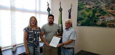 Entrega Termo De Concessão De Direito Real De Uso De Bem Público Regulamentado Para A Empresa PL Aguiar P. De Limpeza