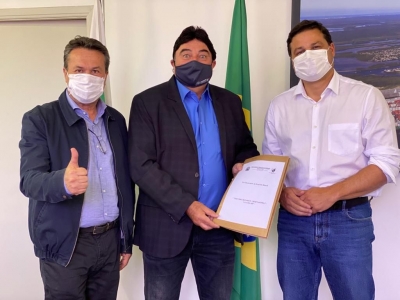 EM CURITIBA O PREFEITO ROBERTO CORREDATO APRESENTA PRÉ-PROJETO PARA PAVIMENTAÇÃO ASFÁLTICA DE RONDON A BERNARDELLI 