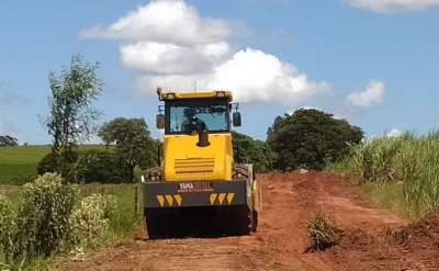 Mesmo com chuvas constantes as estradas rurais recebem melhorias