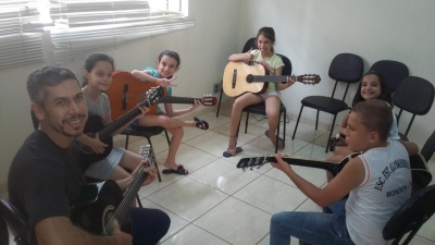 Na Biblioteca Cidadã: Oficinas De Violão E Teatro A Todo Vapor