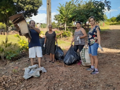 Agente Comunitária de Saúde e População realizam arrastão contra dengue em Bernardelli