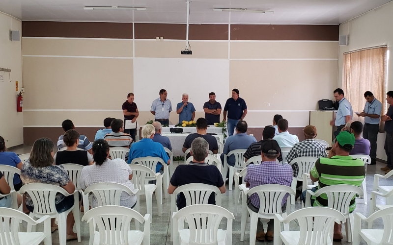 Agricultores Participam De Reunião Técnica Sobre O Plantio De Maracujá