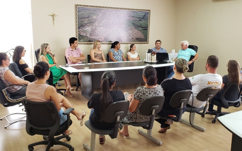 Prefeito Realiza Reunião Com Pais E Professores Da Associação Escola Passos Do Saber
