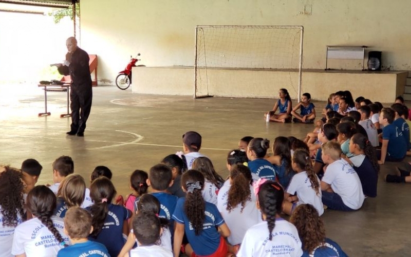 Mímico Everton Apresenta Espetáculo “Silêncio” Em Escola Da Rede Municipal