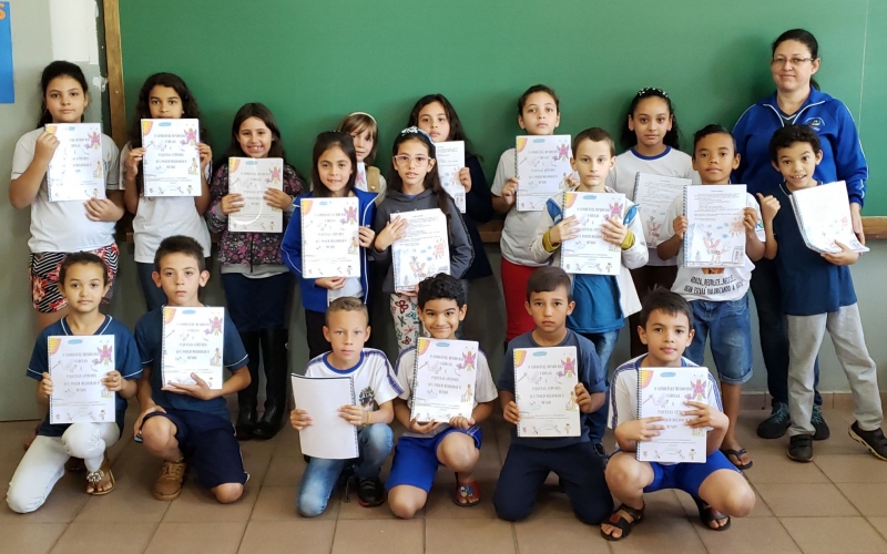 Professora e Alunos Desenvolvem Livro de Fábulas