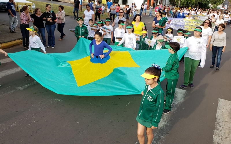 Desfile Cívico Marca 7 De Setembro Em Rondon