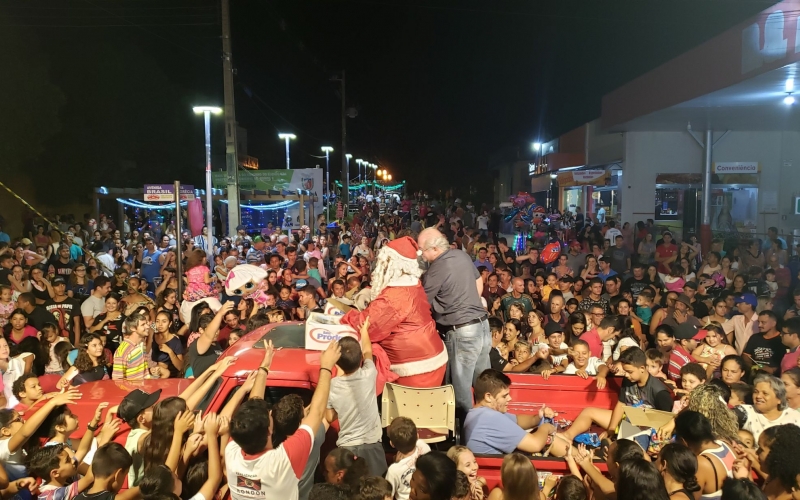 Chegada Do Papai Noel Atrai Dezenas De Famílias No Calçadão De Rondon