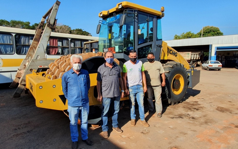 Município de Rondon recebe rolo compactador para estradas