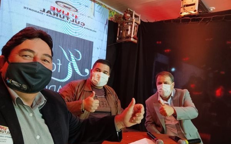 PREFEITO ROBERTO CORREDATO PARTICIPA DE LIVE EM PROL A FUNDHOSPAR