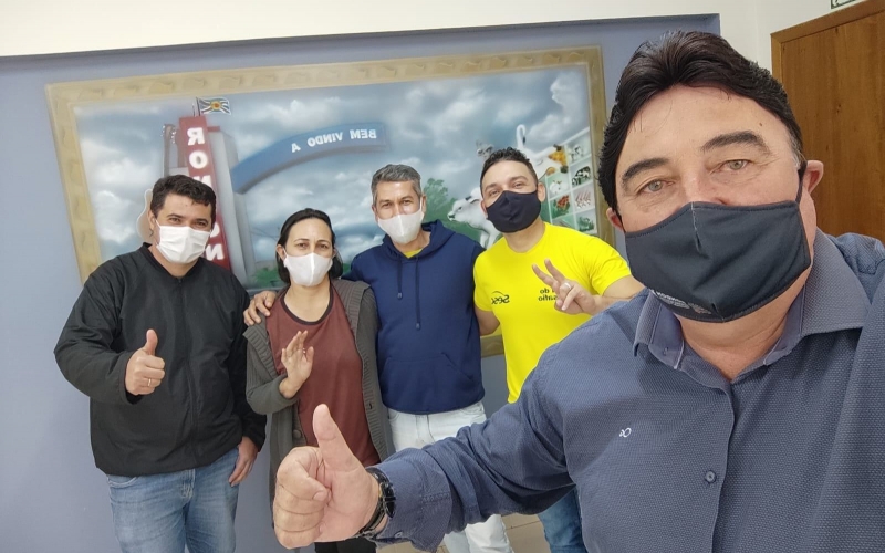 PREFEITO ROBERTO CORREDATO ASSINA CONTRATO PARA AULAS DE TEATRO