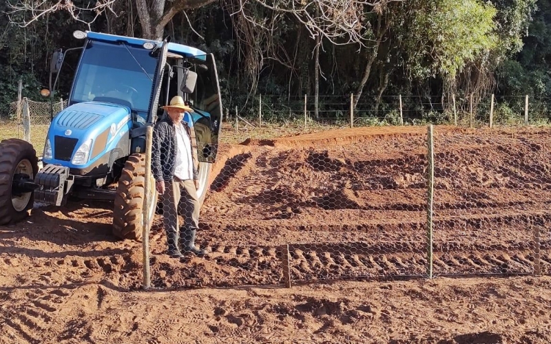 PRODUTORES RURAIS SÃO BENEFICIADOS COM MÁQUINAS E EQUIPAMENTOS MECANIZADOS