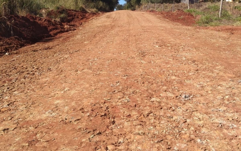 ADMINISTRAÇÃO MUNICIPAL CONTINUA OS TRABALHOS DE RECUPERAÇÃO DE ESTRADAS RURAIS
