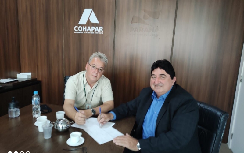 PREFEITO ROBERTO CORREDATO ENTREGA DOCUMENTAÇÃO NA COHAPAR EM CURITIBA, PARA A CONSTRUÇÃO DE 103 CASAS