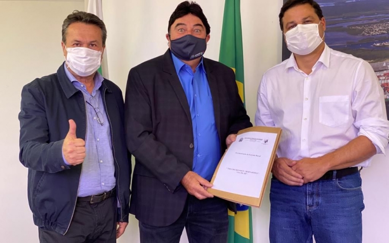 EM CURITIBA O PREFEITO ROBERTO CORREDATO APRESENTA PRÉ-PROJETO PARA PAVIMENTAÇÃO ASFÁLTICA DE RONDON A BERNARDELLI 