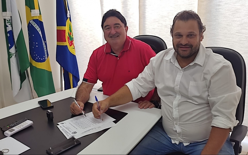 PREFEITO ROBERTO CORREDATO ENTRA EM FÉRIAS E PASSA O CARGO AO VICE DR. ALEXANDRE GIULIANGELLI