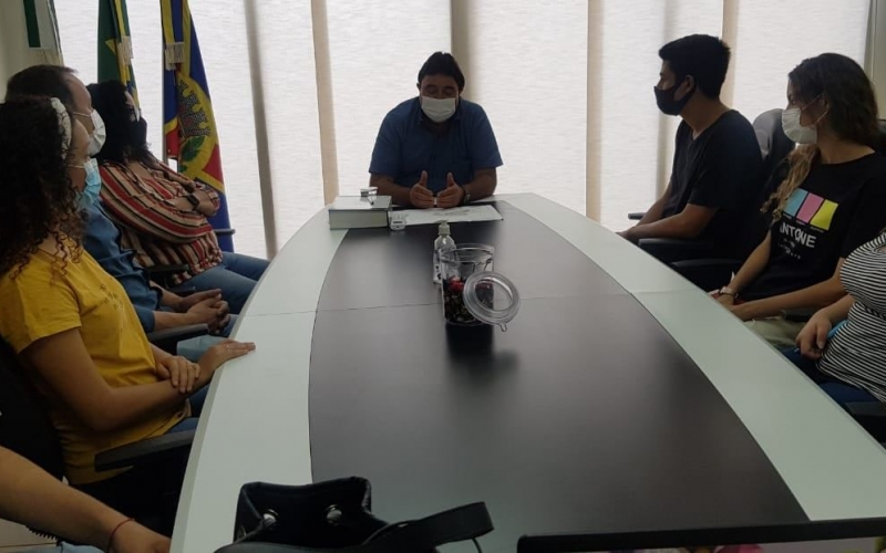 PREFEITO ROBERTO CORREDATO RECEBE ALUNOS DO COLÉGIO ESTADUAL CASTRO ALVES 