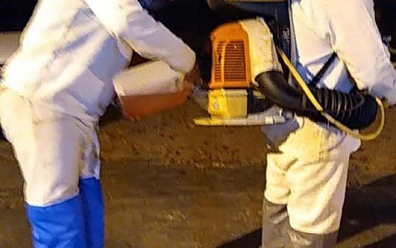 Trabalho de bloqueio com UBV costal é realizado no controle ao mosquito Aedes aegypti