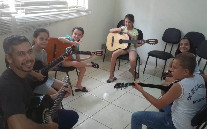 Na Biblioteca Cidadã: Oficinas De Violão E Teatro A Todo Vapor