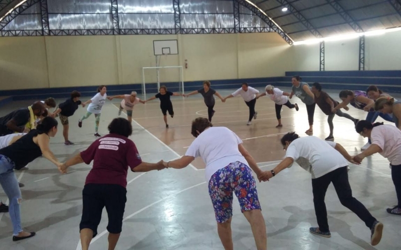 Prof. Valter Almeida Realiza Dança Para O Grupo Da Terceira Idade 