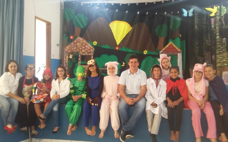 Manhã de arte com apresentação “a verdadeira história do lobo mau malvado”!