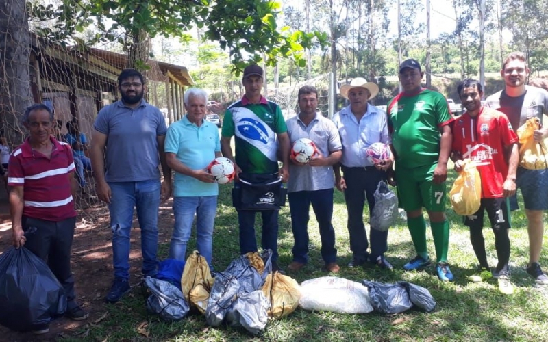 Jogadores Do Distrito De Bernardelli Recebem Kit Esportivo
