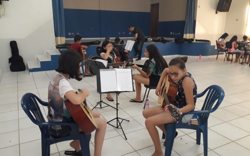 Oficina de Violão recebe apoio com materiais para alunos