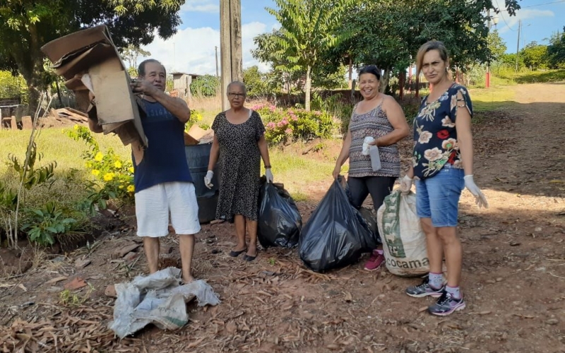 Agente Comunitária de Saúde e População realizam arrastão contra dengue em Bernardelli